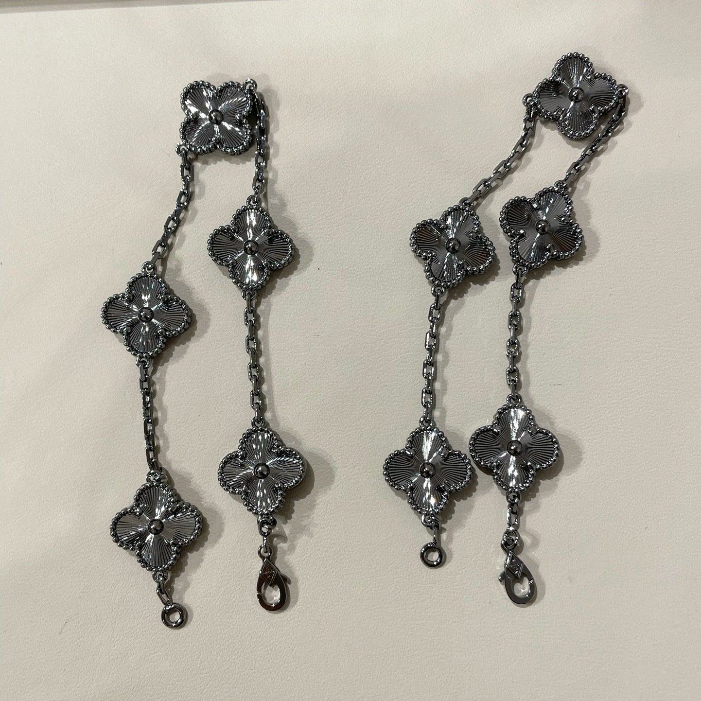 [Aura ]New CLOVER 5 MOTIF BLACK BRACELET