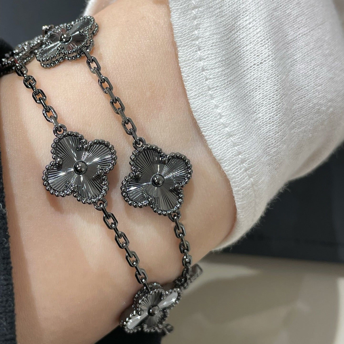 [Aura ]New CLOVER 5 MOTIF BLACK BRACELET