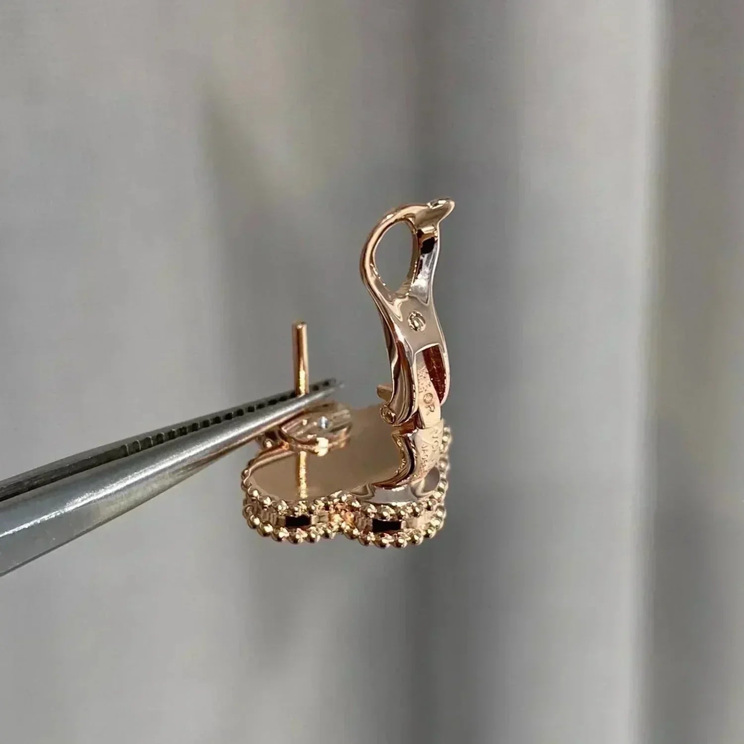 Aura CLOVER MEDIUM 1 MOTIFS  PINK MOP DIAMOND EARRINGS