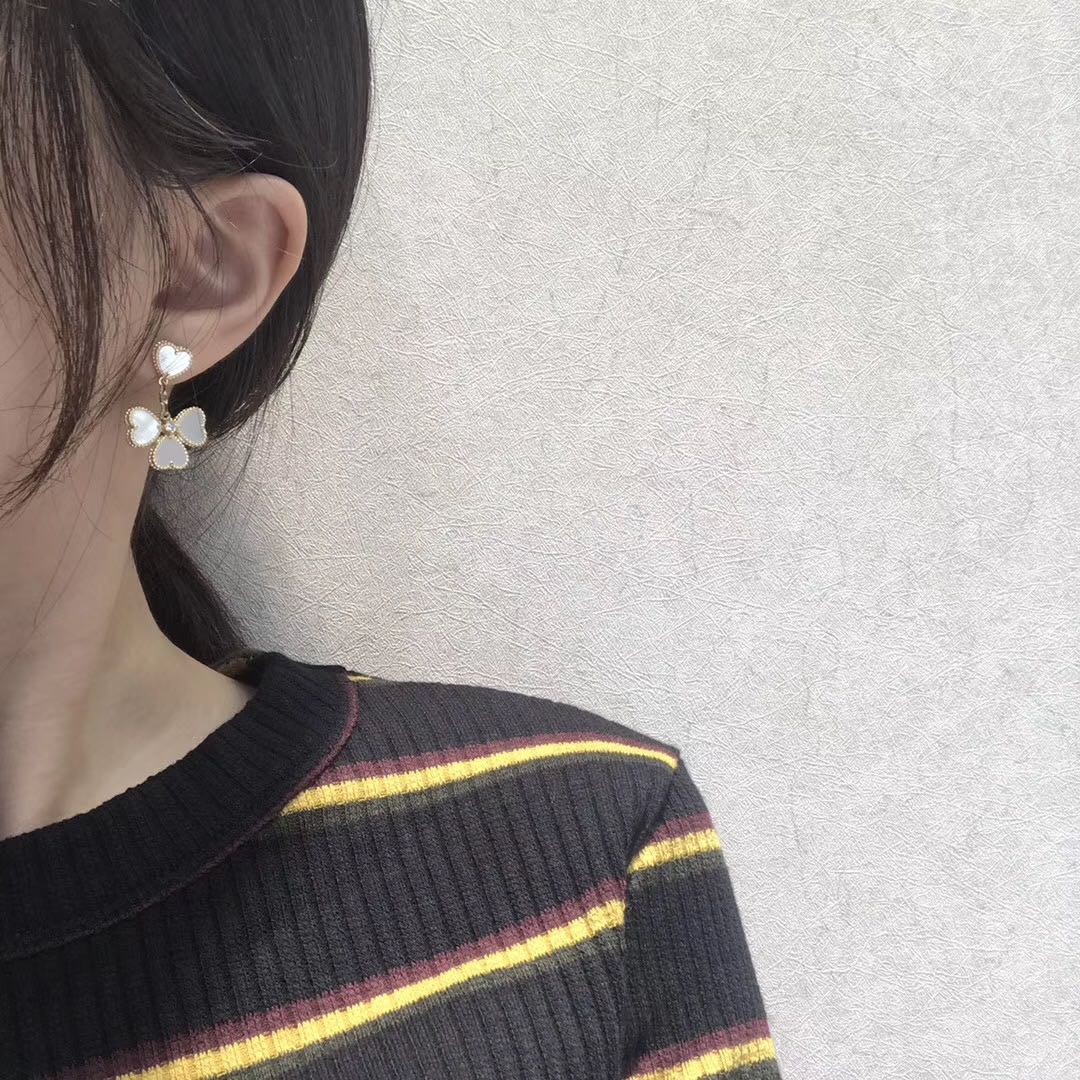 Aura CLOVER SWEET WHITE MOP EARRINGS