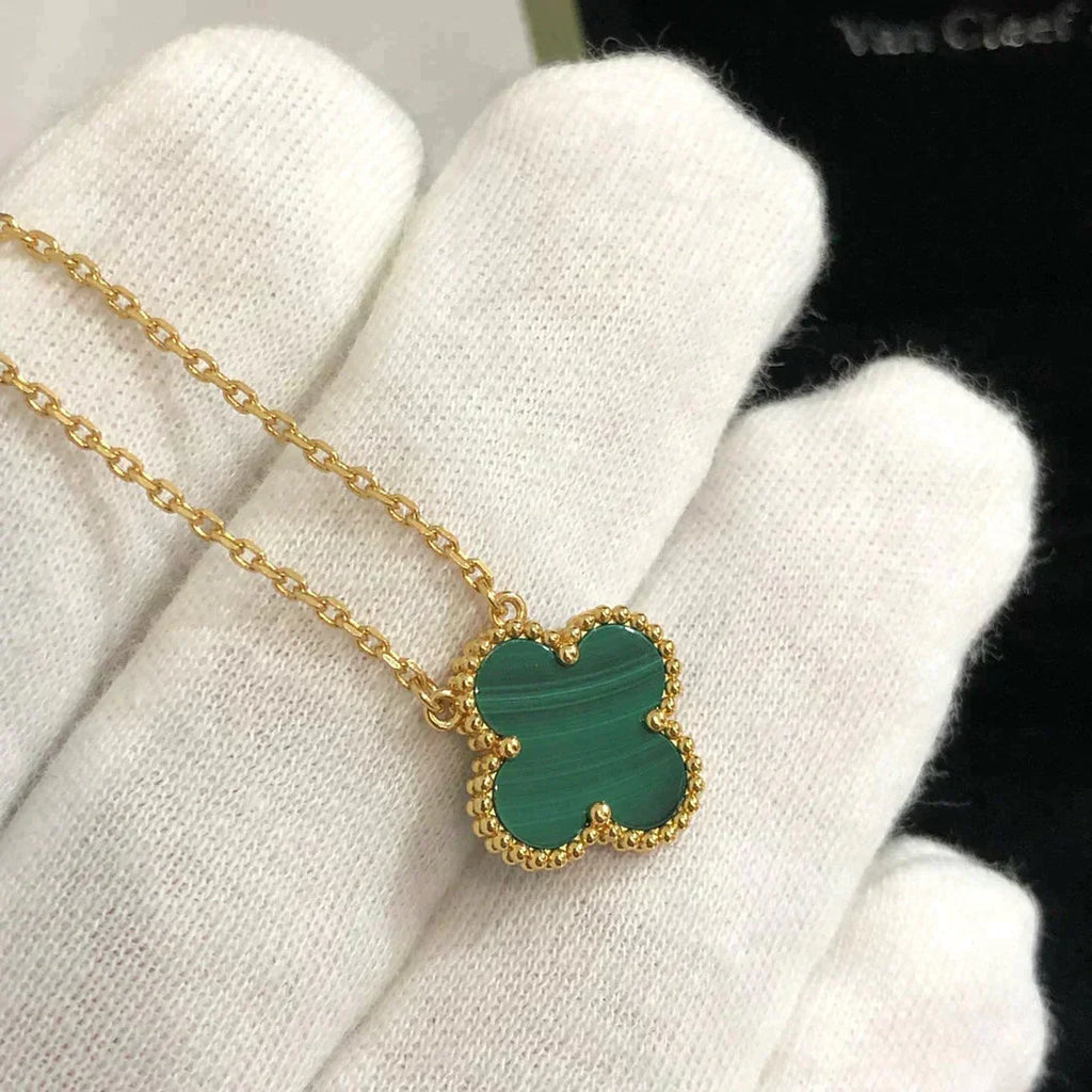 Aura CLOVER 15MM MALACHIT EINZELBLUMEN-HALSKEТТЕ