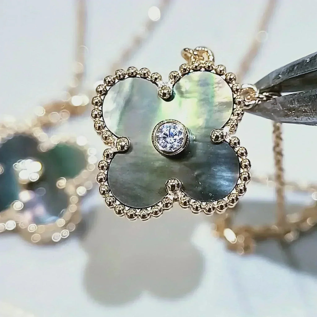 Aura CLOVER 15MM HALSKE TTEDIAMANTEN UND PERLMUTT-ANHÄNGER IN GRAU