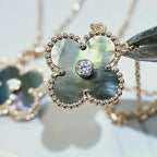 Aura CLOVER 15MM HALSKE TTEDIAMANTEN UND PERLMUTT-ANHÄNGER IN GRAU