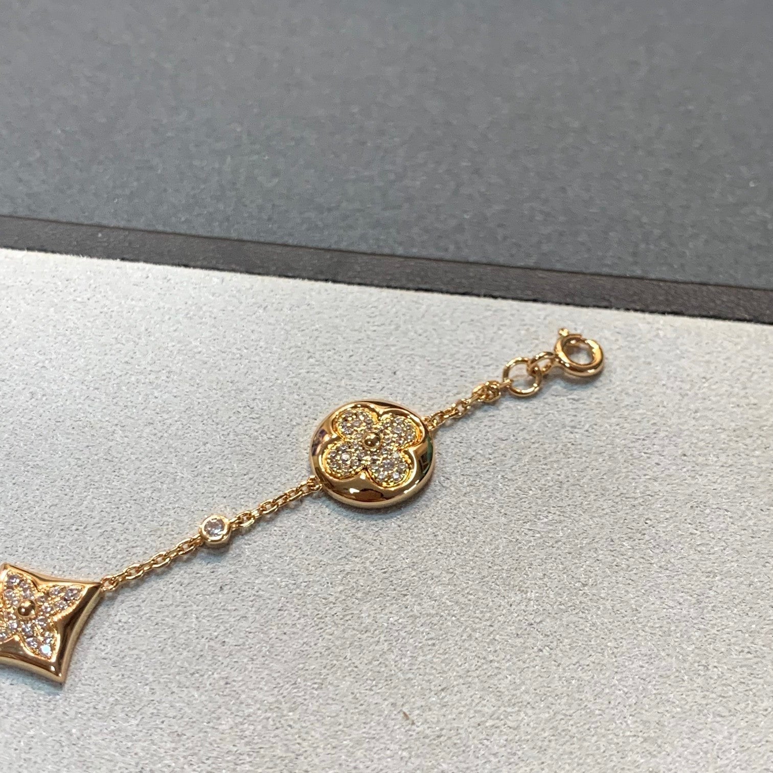 Aura Stern- und Sonnenarmband mit 4 Motiven aus Gold und Diamanten