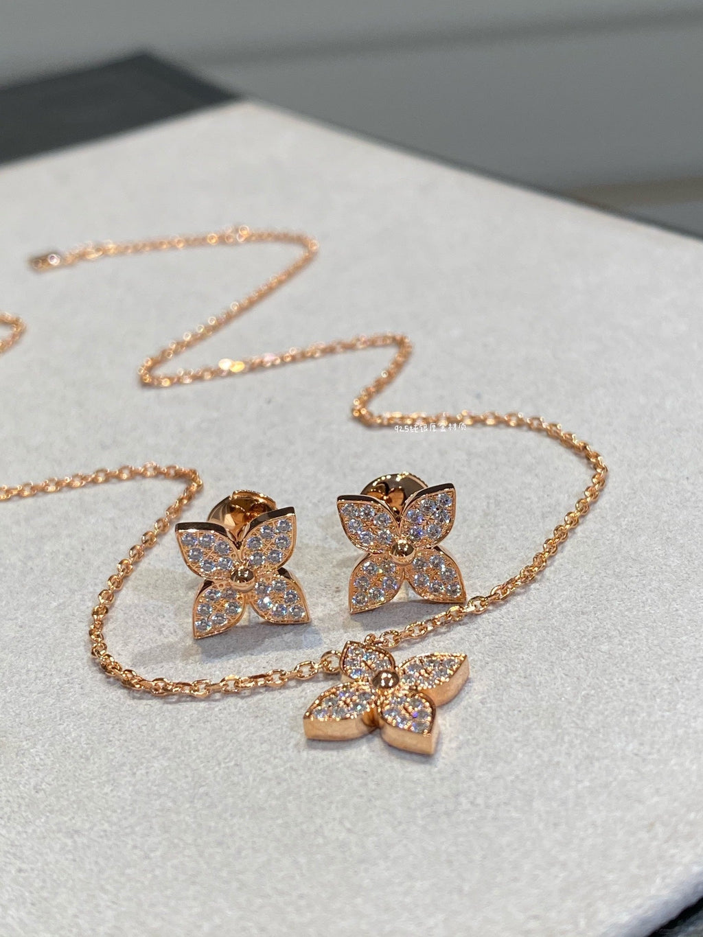 Aura STAR DIAMOND NECKALCE