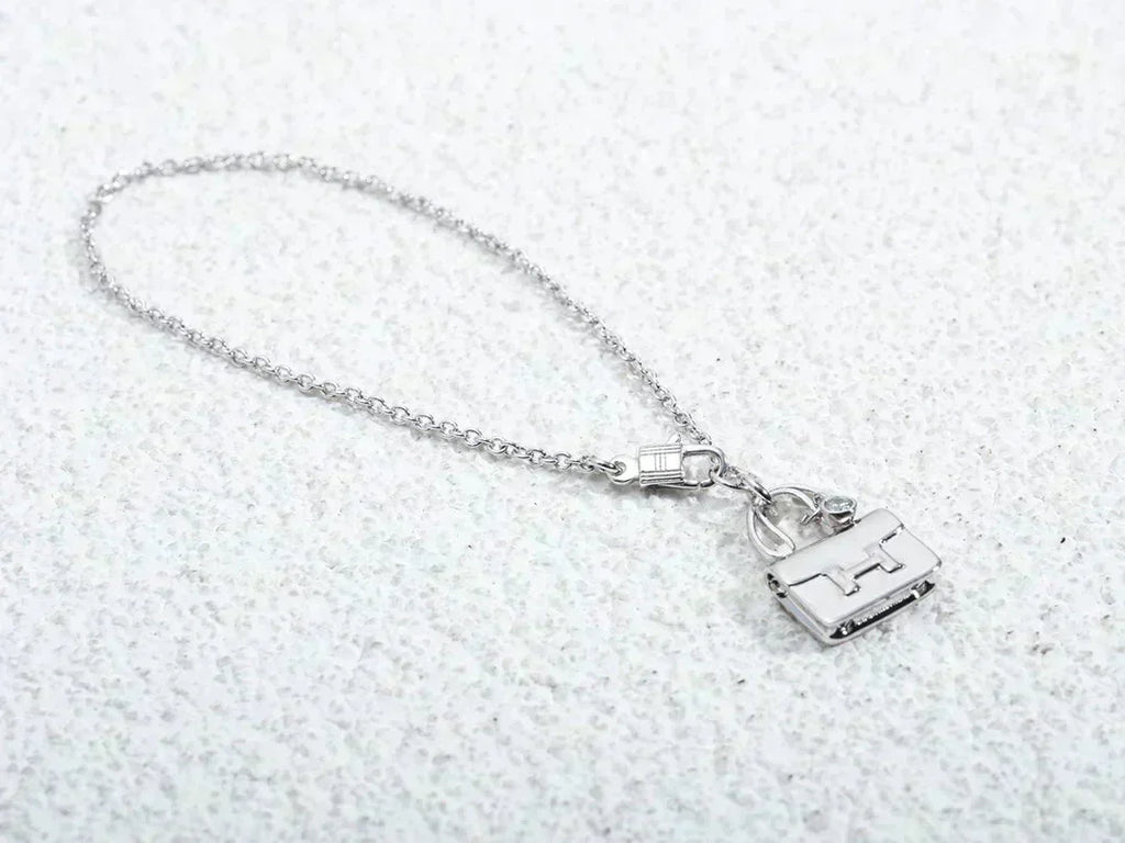 Aura AMULETTE PEDANT SILVER NECKLACE