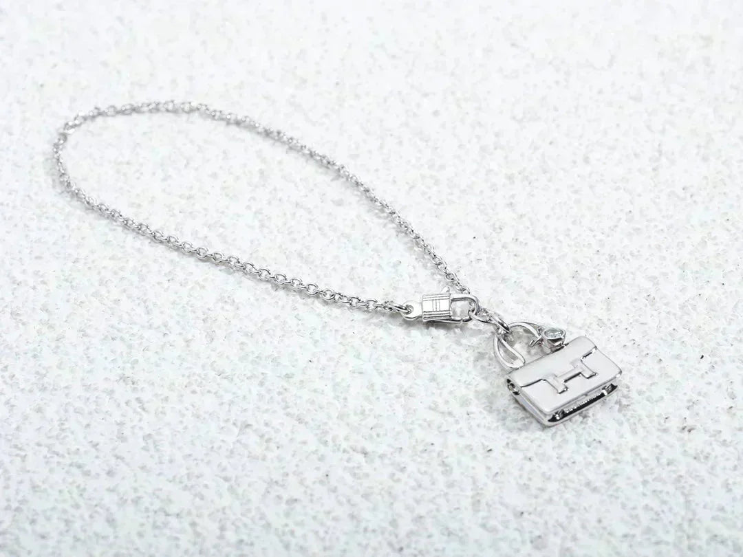 Aura AMULETTE PEDANT SILVER NECKLACE