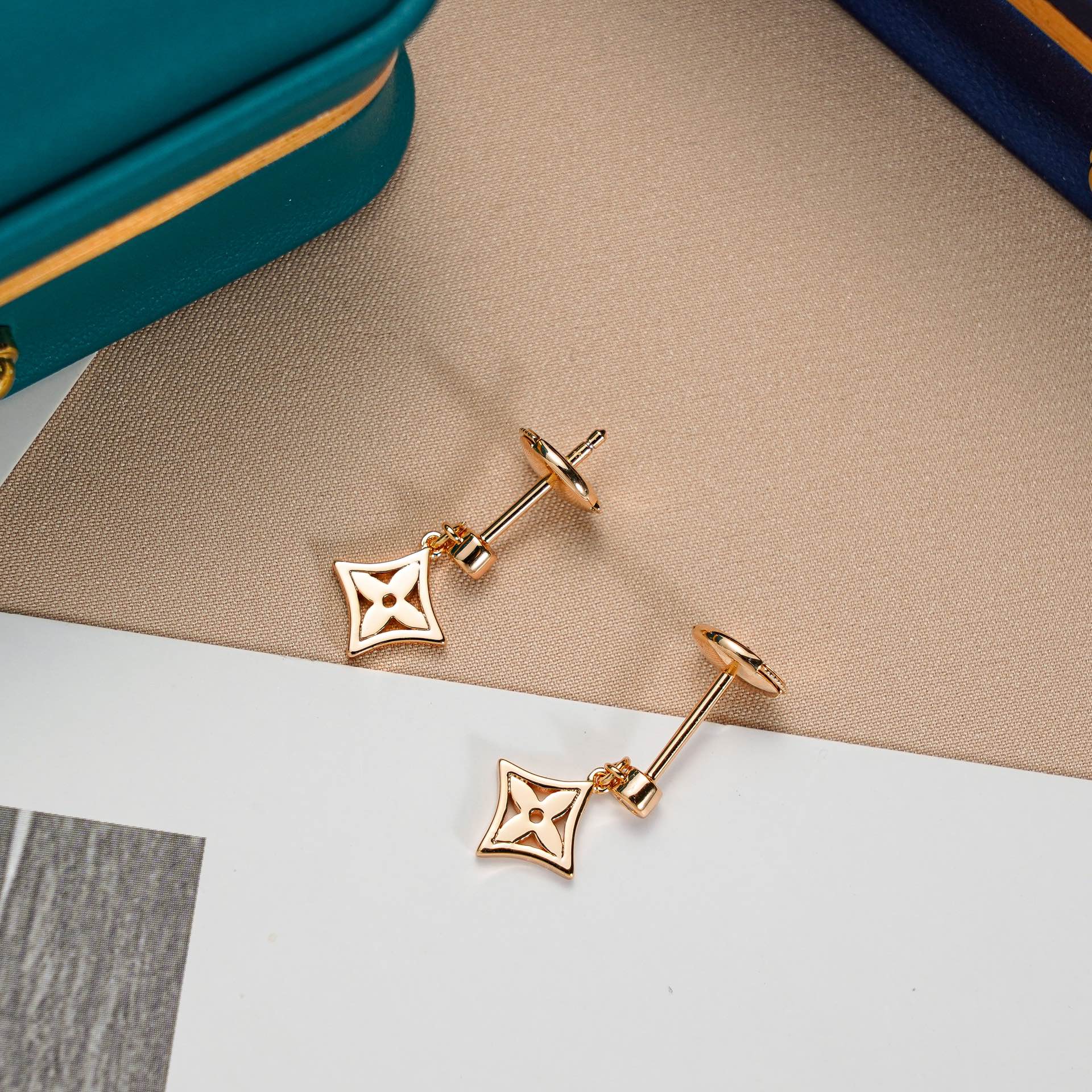 Aura STAR EARRINGS GOLD