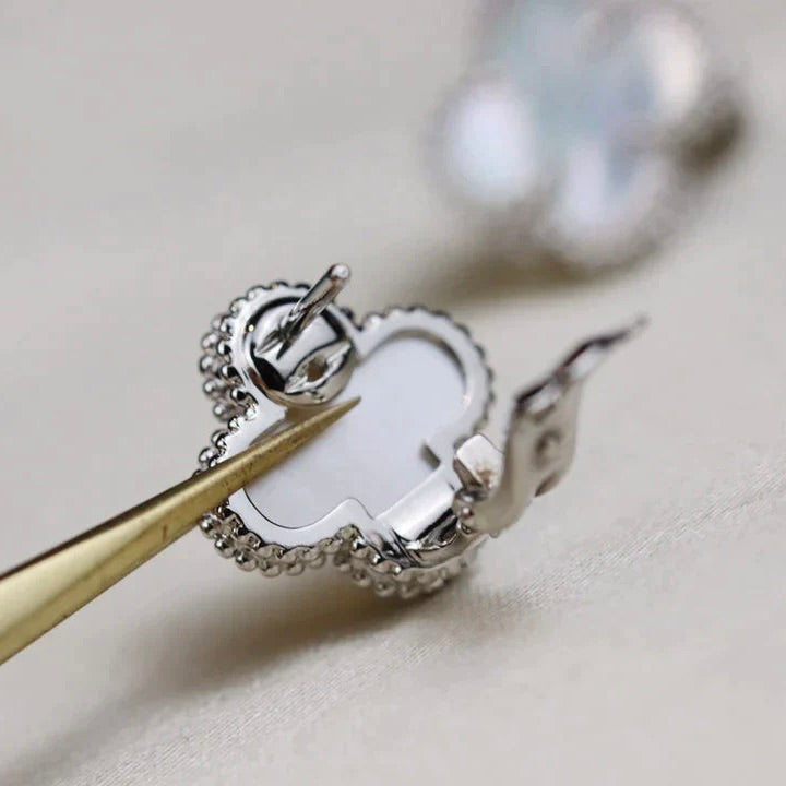 Aura CLOVER MEDIUM 1 MOTIFS  WHITE MOP EARRINGS SILVER