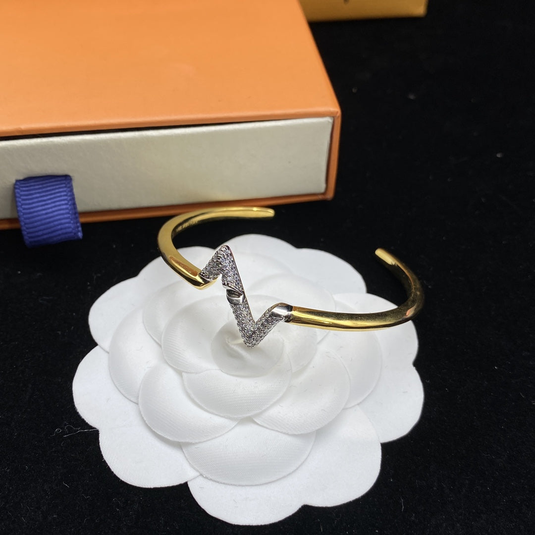 Aura VOLTE UPSITE DOWN DIAMOND GOLD OPEN BRACELET