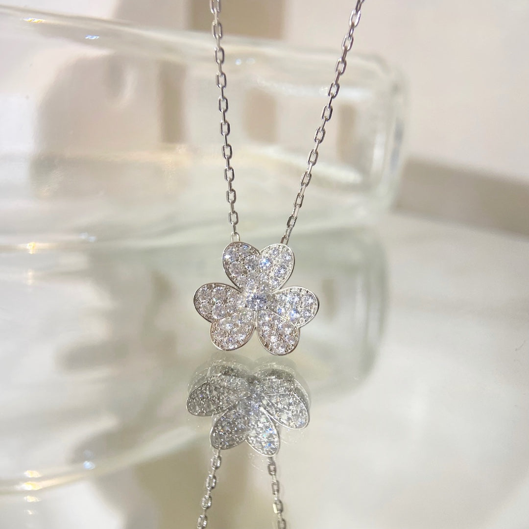 Aura FLOWER DIAMOND NECKLACE
