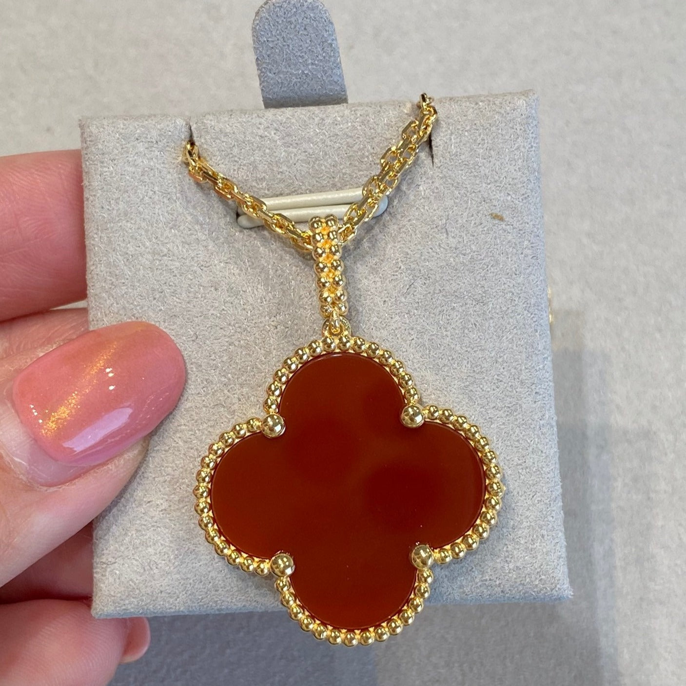 Aura CLOVER 25MM HALSKETTE GOLD KARNEOL