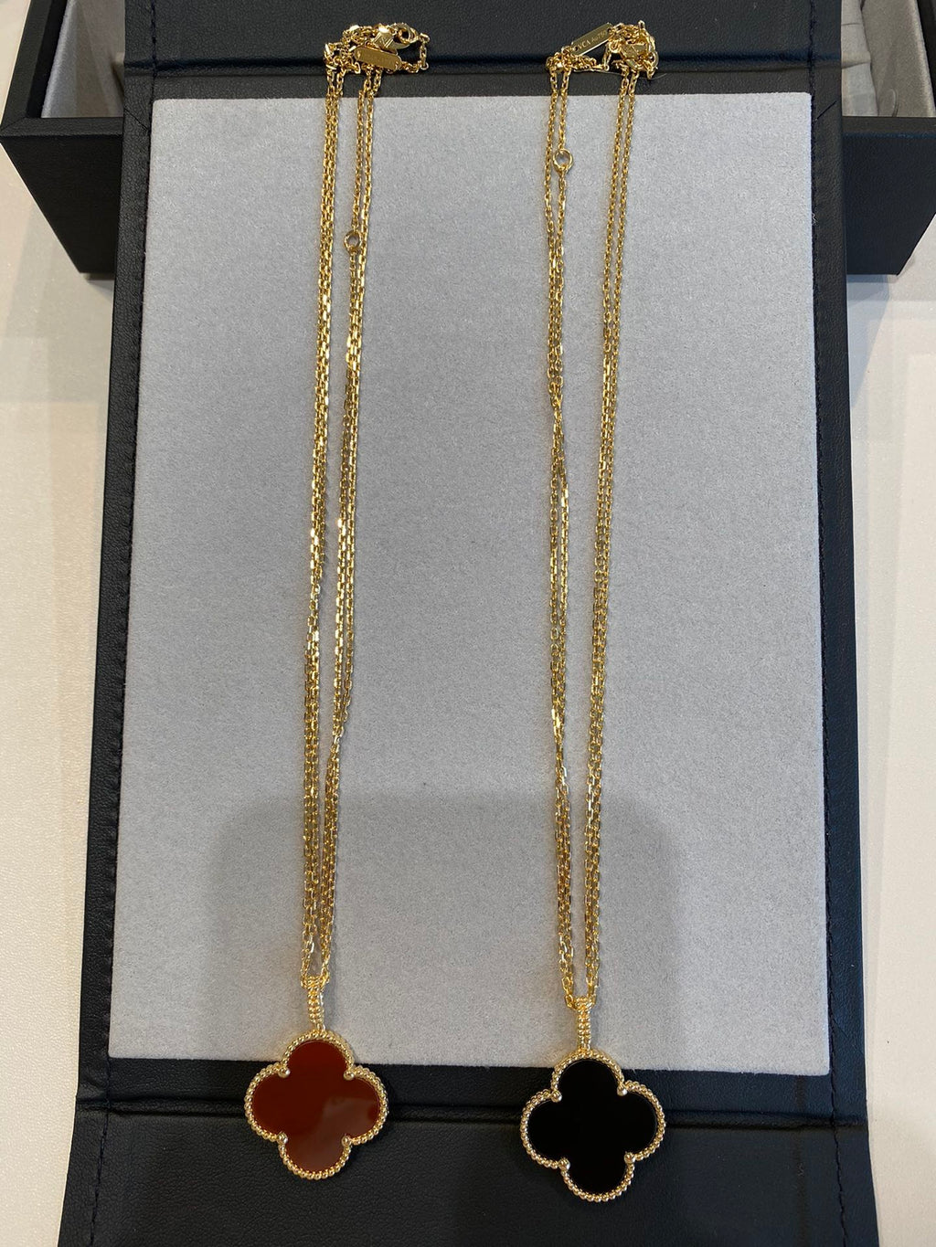 Aura CLOVER 25MM NECKLACE GOLD CARNELIAN