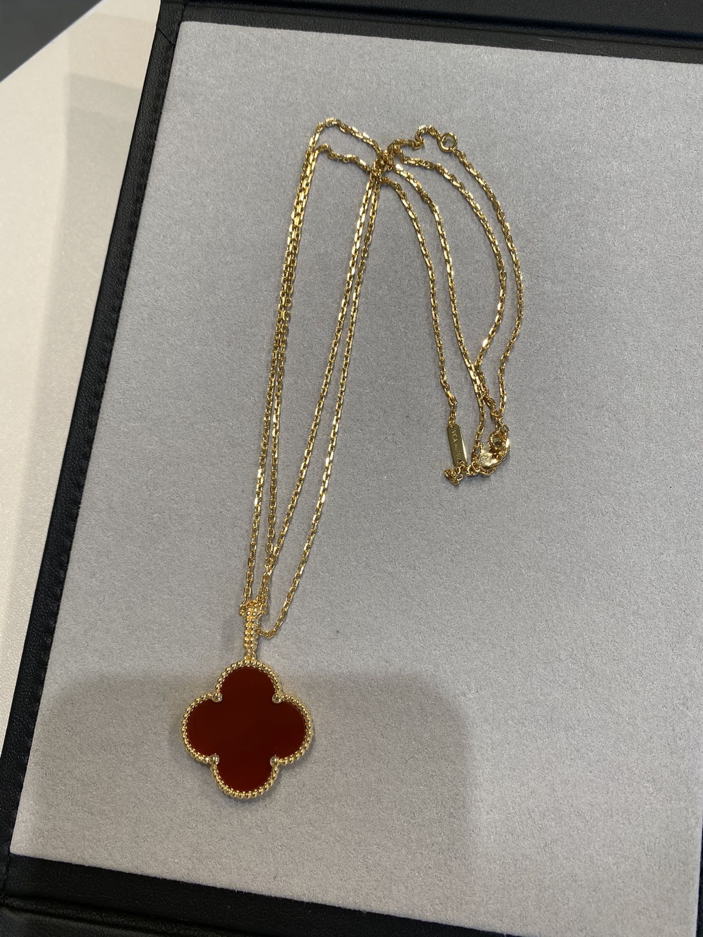 Aura CLOVER 25MM HALSKETTE GOLD KARNEOL