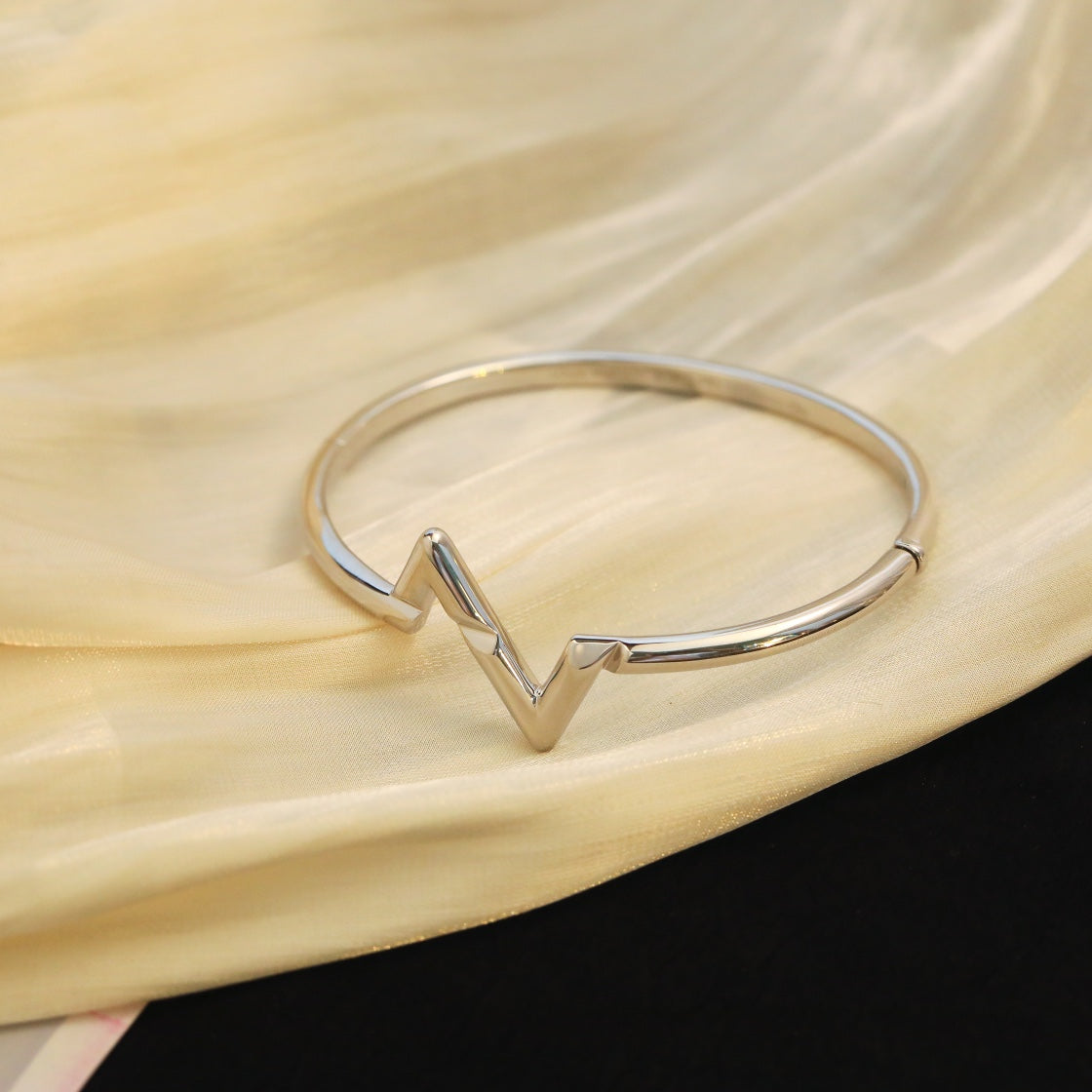 Aura VOLTE UPSITE DOWN BRACELET