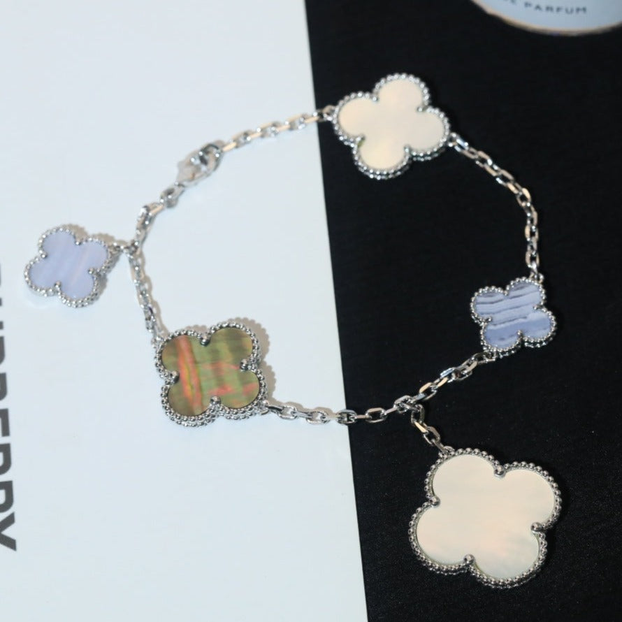 Aura KLEE ARMBAND 5 MOTIVE MOP CHALCEDON SILBER