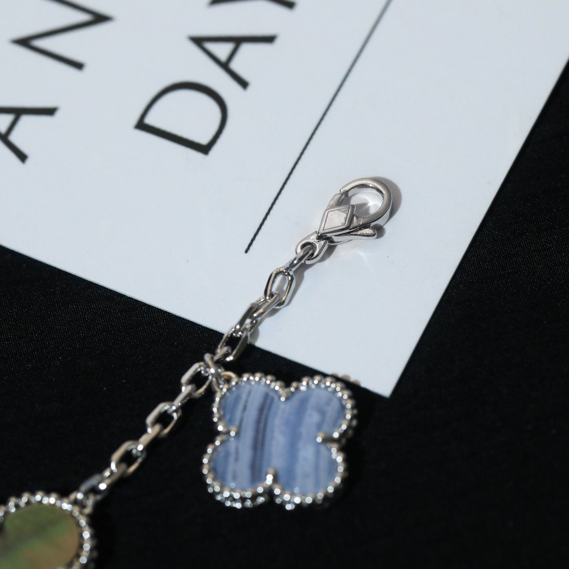 Aura KLEE ARMBAND 5 MOTIVE MOP CHALCEDON SILBER