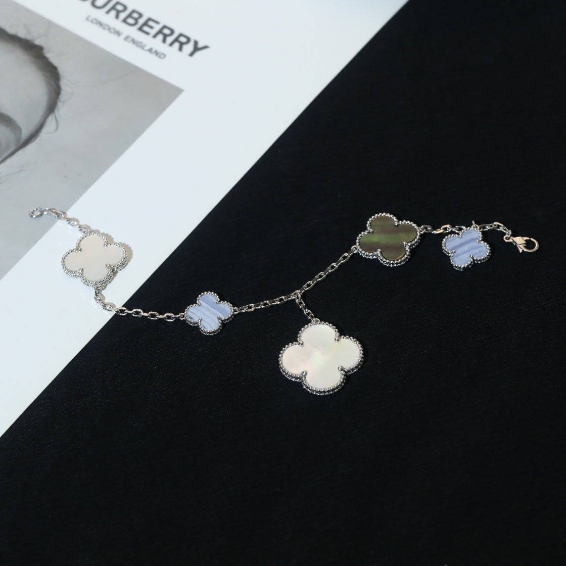 Aura KLEE ARMBAND 5 MOTIVE MOP CHALCEDON SILBER