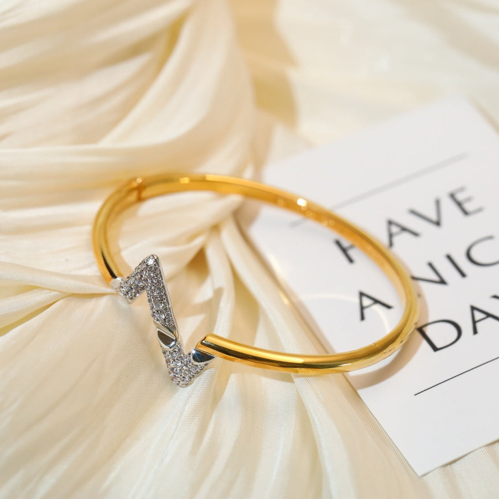 Aura VOLTE UPSIDE DOWN GOLD DIAMOND ARMBAND