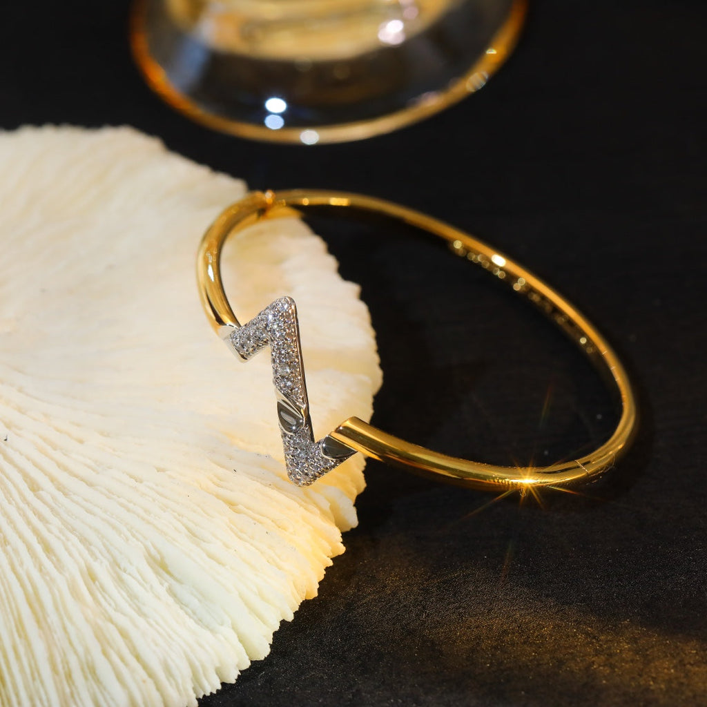 Aura VOLTE UPSIDE DOWN GOLD DIAMOND ARMBAND