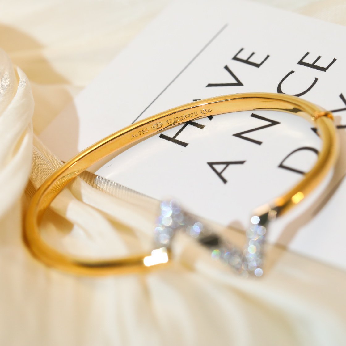 Aura VOLTE UPSIDE DOWN GOLD DIAMOND ARMBAND