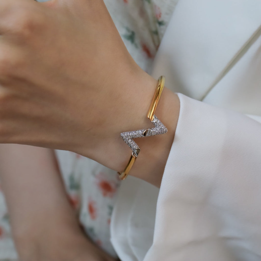 Aura VOLTE UPSIDE DOWN GOLD DIAMOND ARMBAND