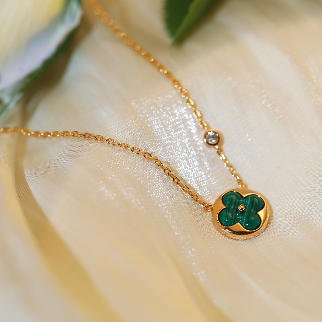 Aura SUN PEDANT PINK GOLD 1 DIAMOND NECKLACE