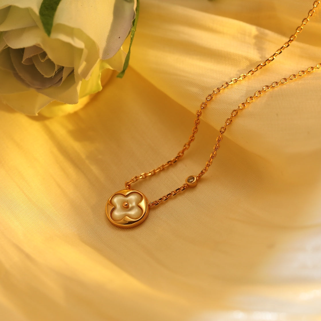 Aura SUN PEDANT PINK GOLD 1 DIAMOND NECKLACE