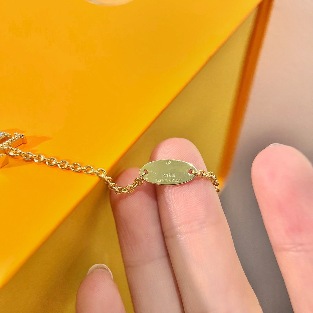 Aura LOGO STAR MOTIF GOLD BRACELET