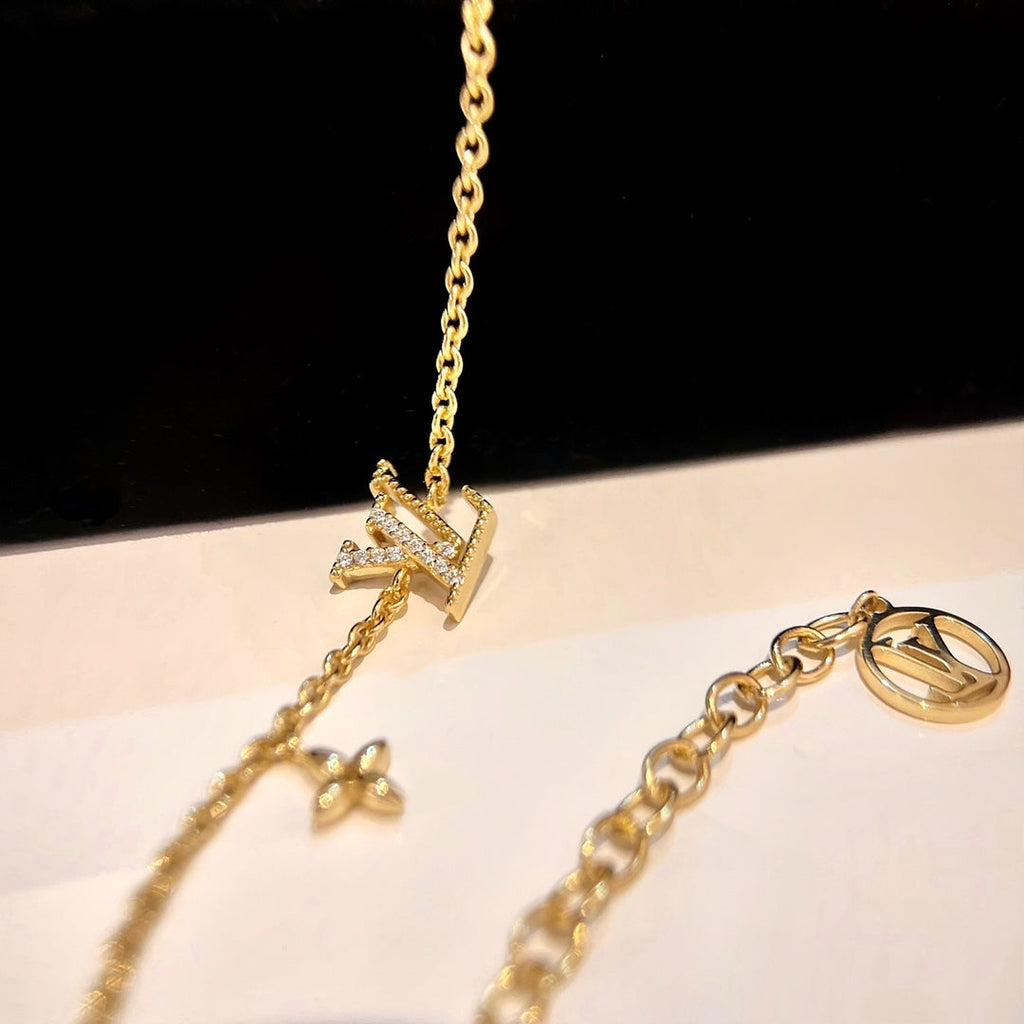 Aura LOGO STAR MOTIF GOLD BRACELET