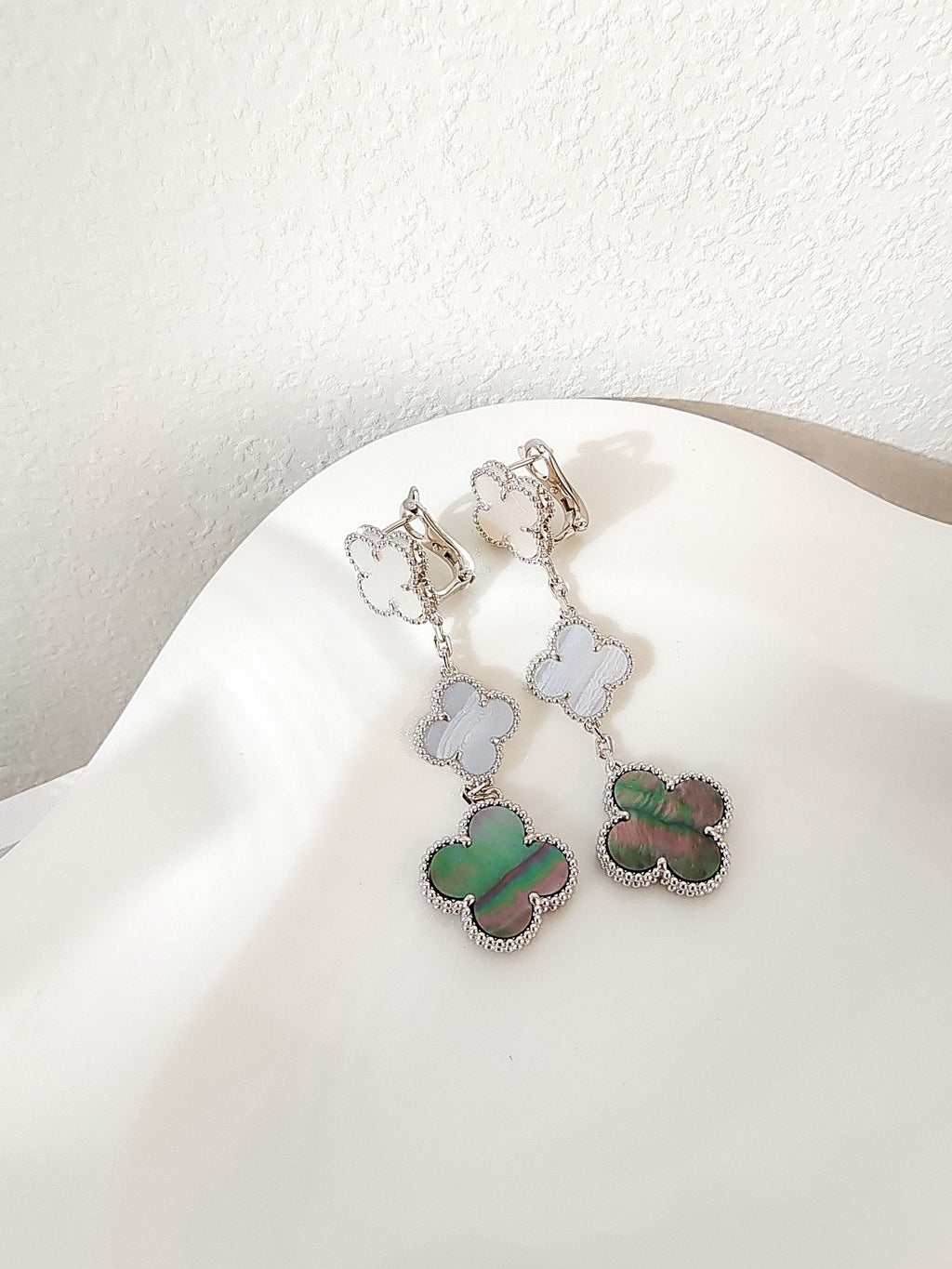 Aura CLOVER 3 MOTIFS CHALCEDONY DARK MOP SILVER EARRINGS