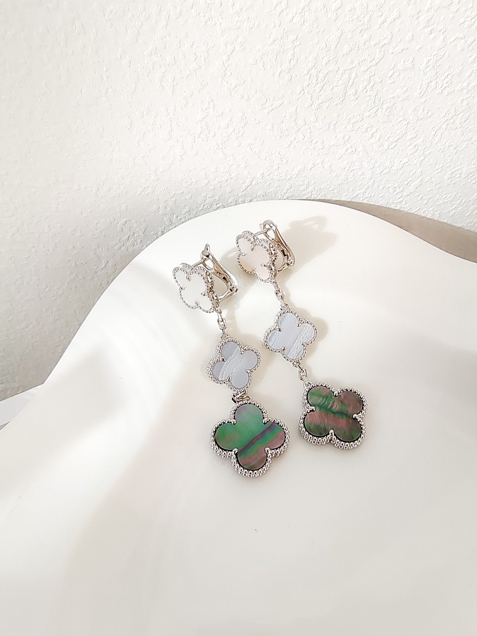 Aura CLOVER 3 MOTIFS CHALCEDONY DARK MOP SILVER EARRINGS