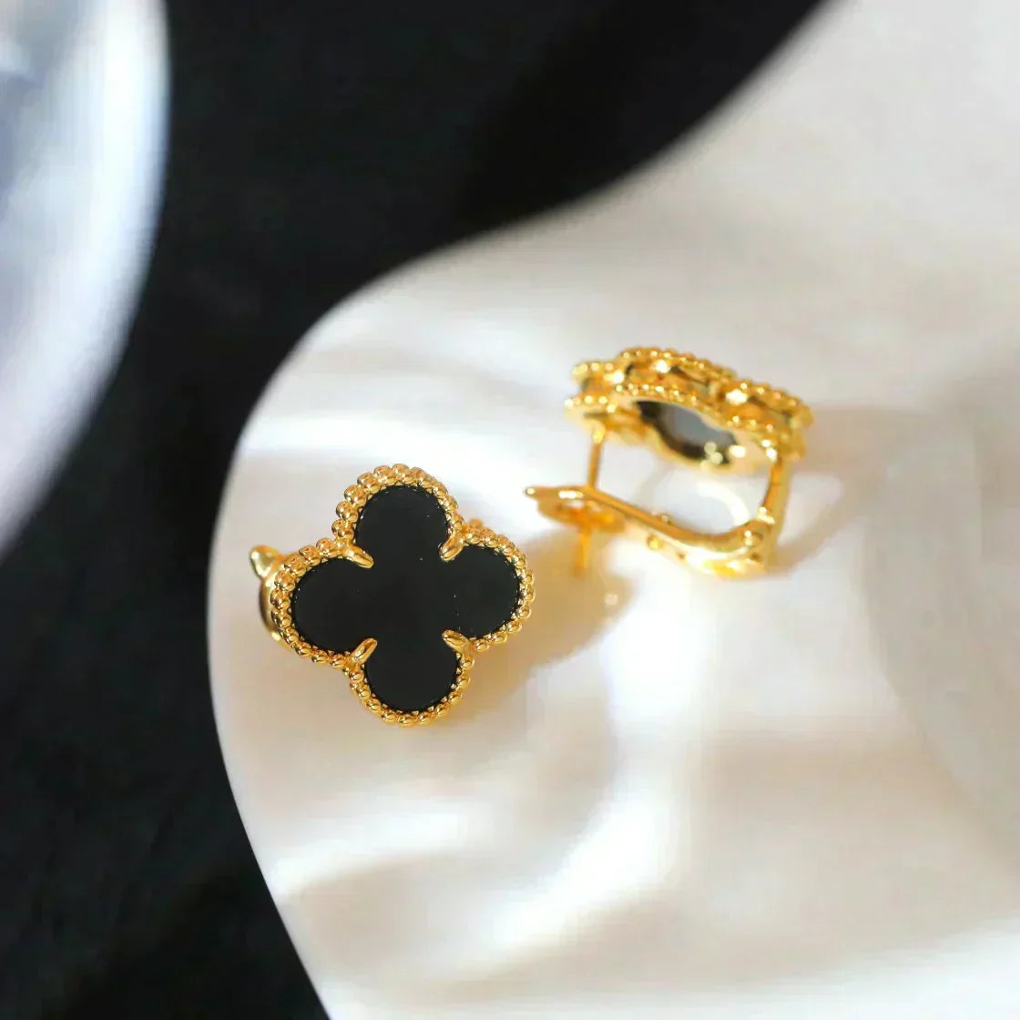Aura CLOVER MEDIUM 1 MOTIFS  ONYX STUD EARRINGS