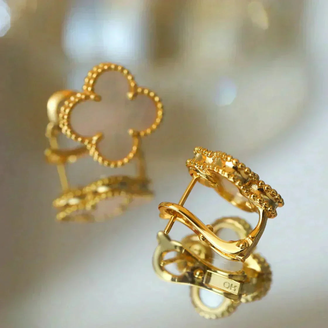 Aura CLOVER MEDIUM 1 MOTIFS  WHITE MOP STUD EARRINGS
