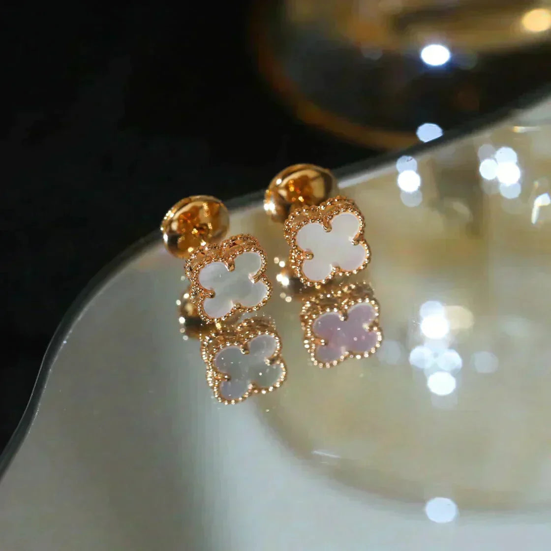 Aura CLOVER MINI 9.5MM WHITE MOP EARRINGS