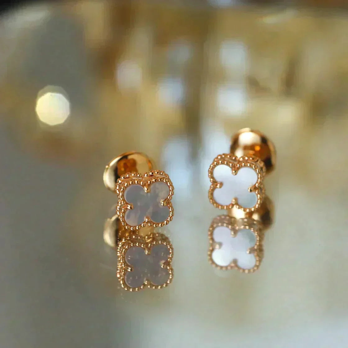 Aura CLOVER MINI 9.5MM WHITE MOP EARRINGS