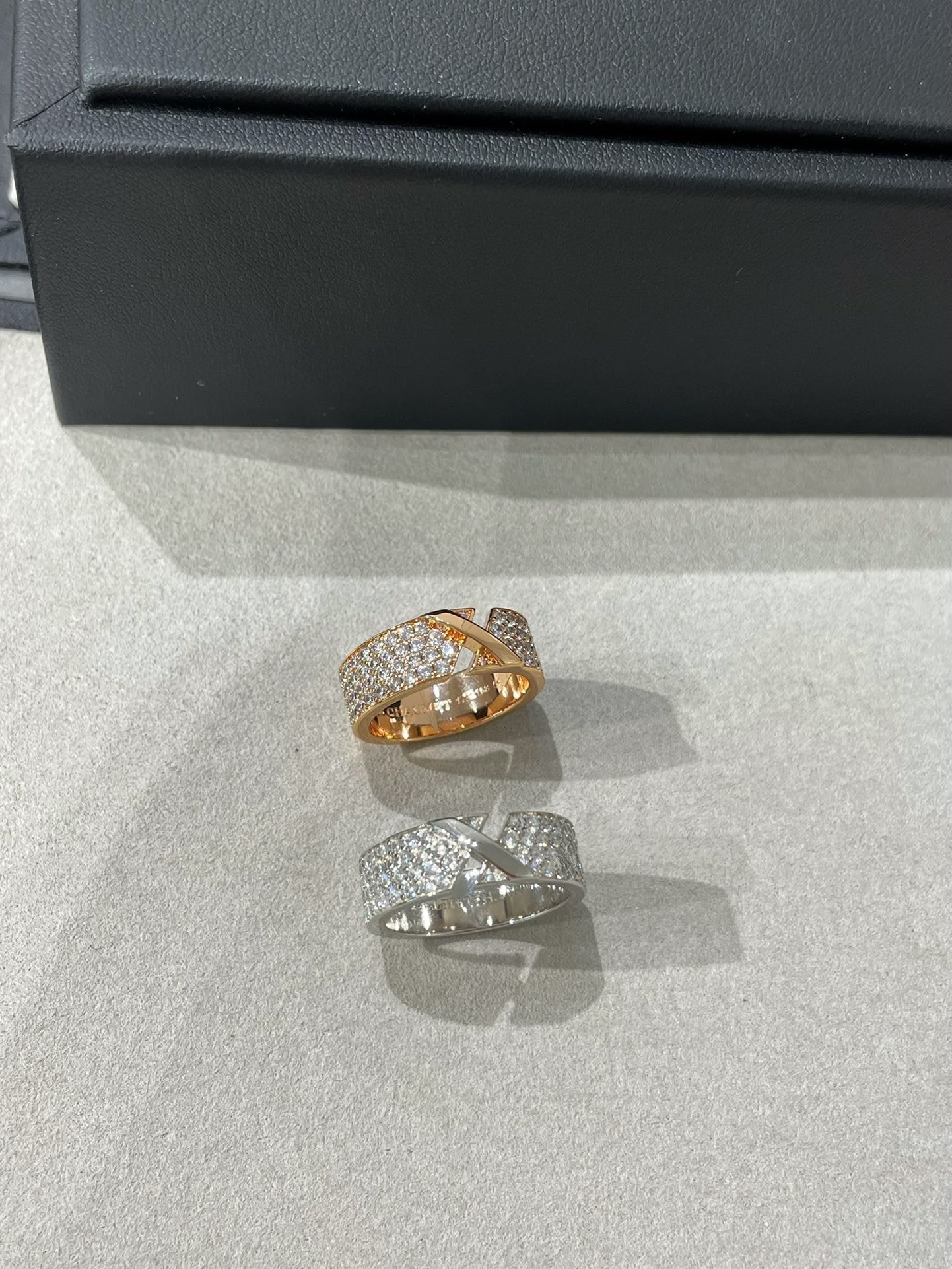 Aura LIENS EVIDENCE  DIAMOND PAVED RING
