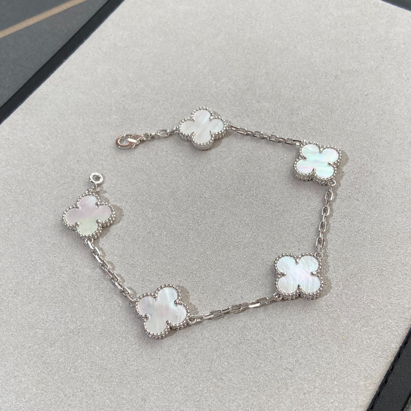 [Aura ]New CLOVER WHITE PEARL MOP 5 MOTIF BRACELET COLLECTION