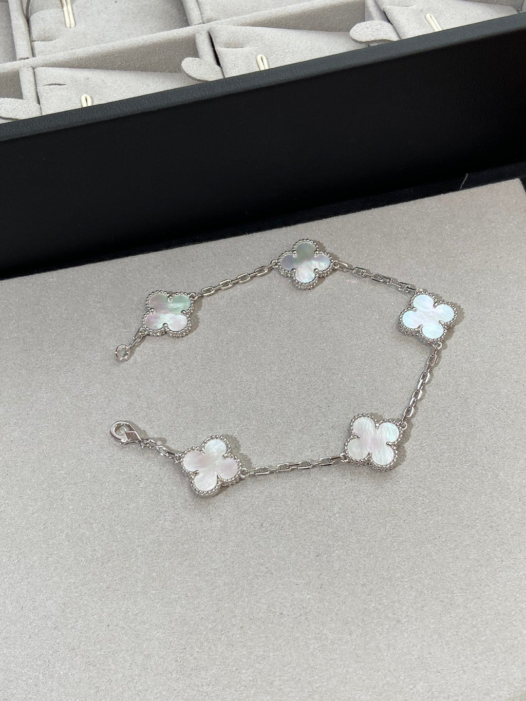 [Aura ]Neue CLOVER WHITE PEARL MOP 5 MOTIV ARMBAND-KOLLEKTION
