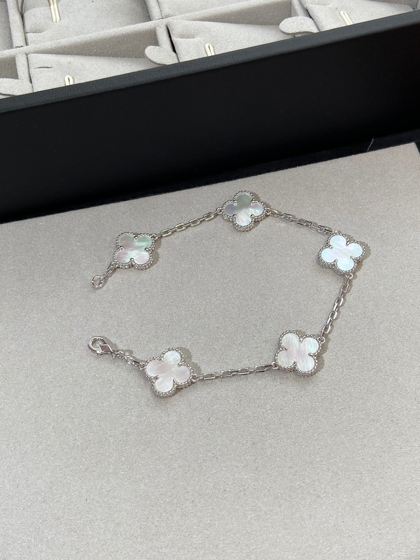 [Aura ]New CLOVER WHITE PEARL MOP 5 MOTIF BRACELET COLLECTION