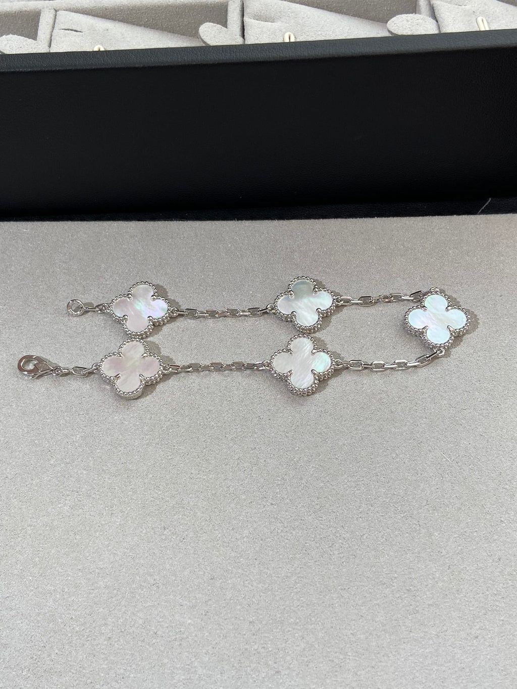[Aura ]Neue CLOVER WHITE PEARL MOP 5 MOTIV ARMBAND-KOLLEKTION