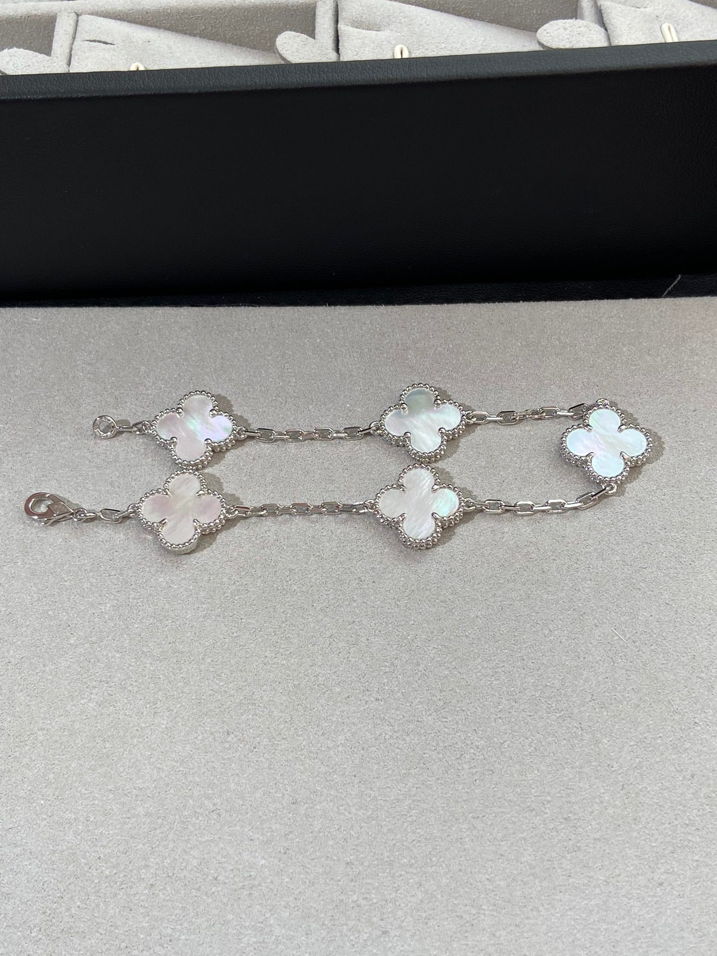 [Aura ]New CLOVER WHITE PEARL MOP 5 MOTIF BRACELET COLLECTION