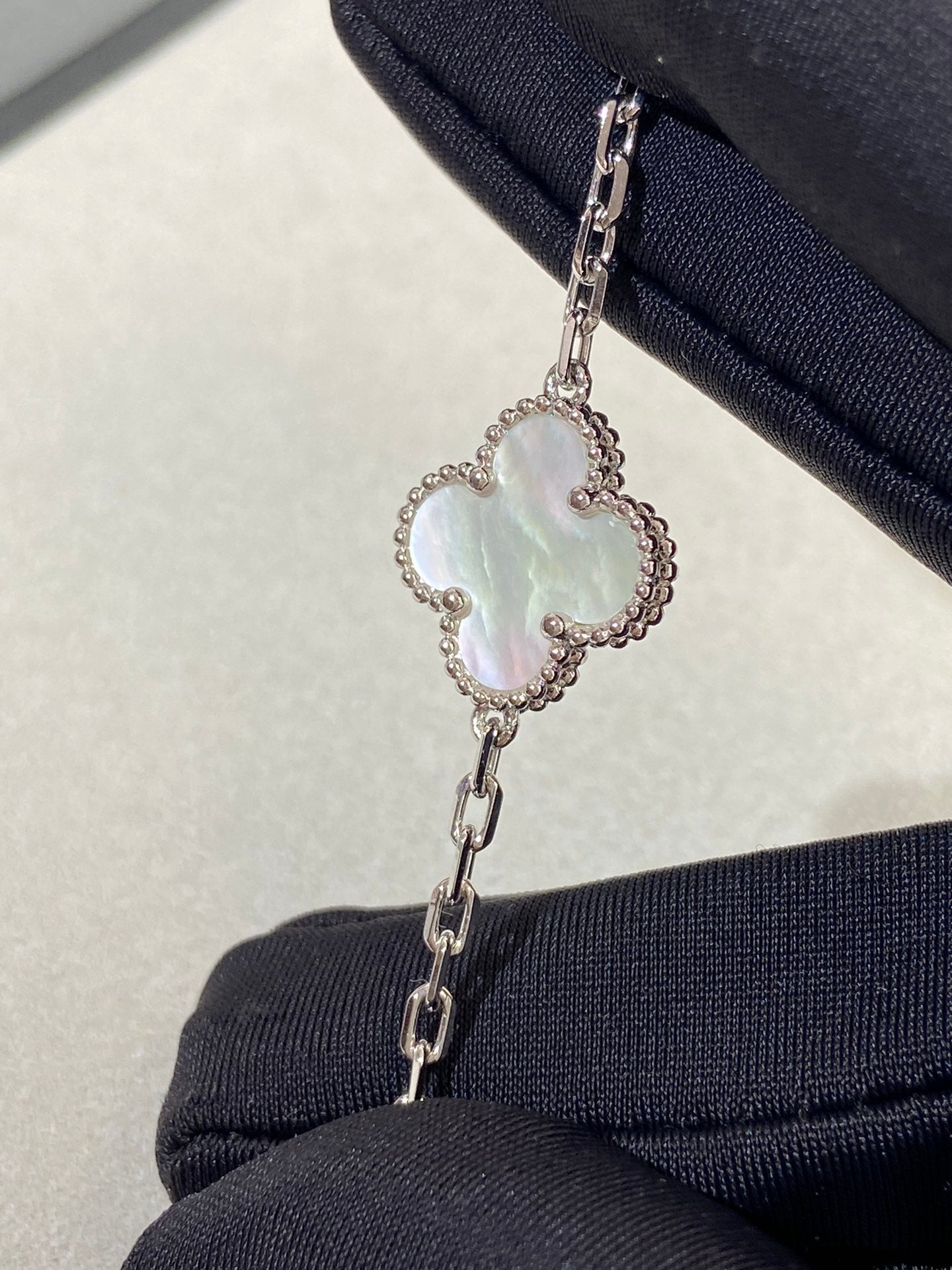 [Aura ]Neue CLOVER WHITE PEARL MOP 5 MOTIV ARMBAND-KOLLEKTION