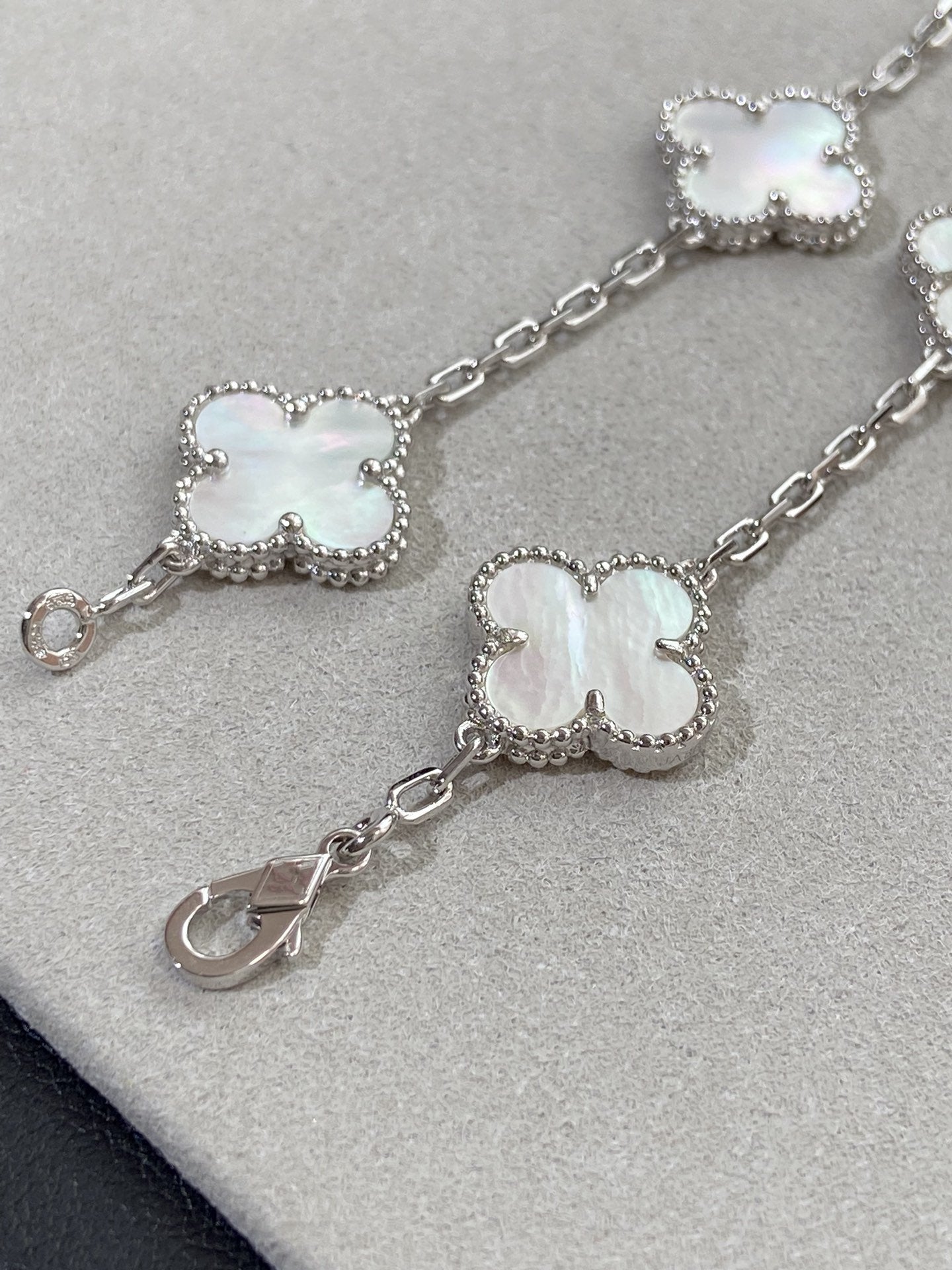 [Aura ]Neue CLOVER WHITE PEARL MOP 5 MOTIV ARMBAND-KOLLEKTION