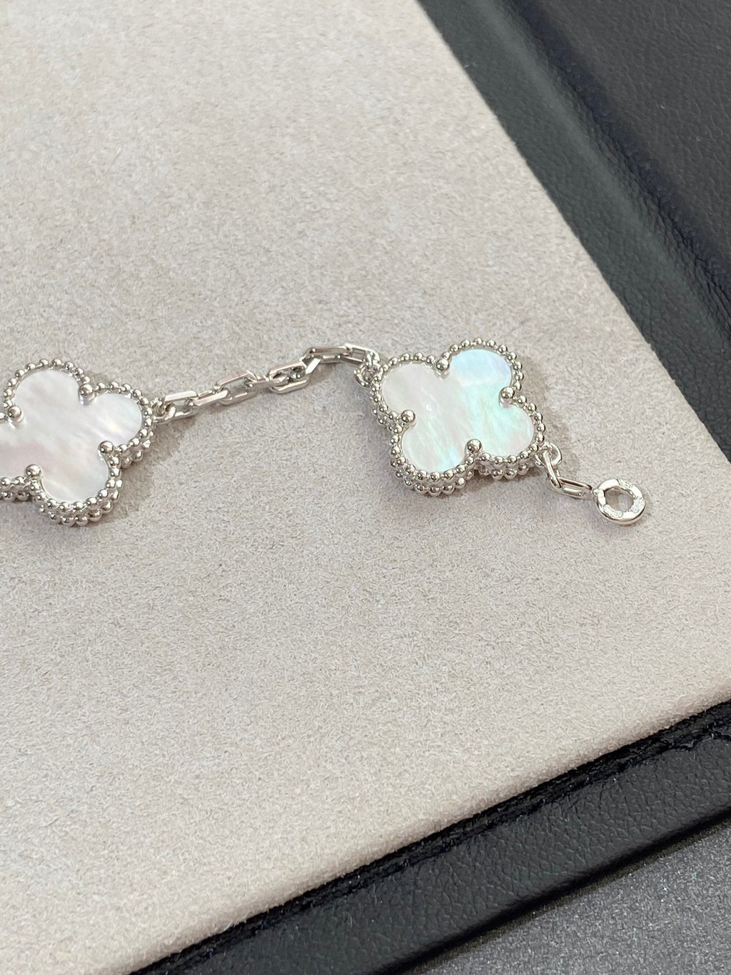 [Aura ]Neue CLOVER WHITE PEARL MOP 5 MOTIV ARMBAND-KOLLEKTION