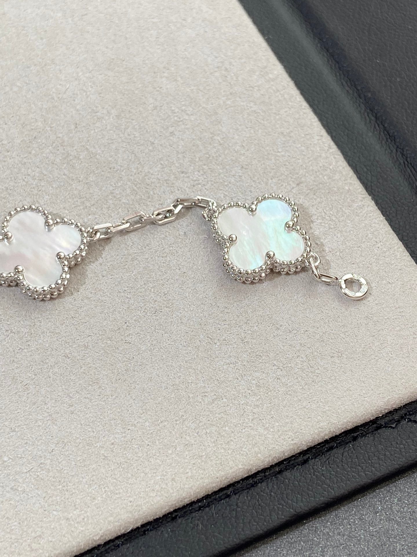 [Aura ]Neue CLOVER WHITE PEARL MOP 5 MOTIV ARMBAND-KOLLEKTION