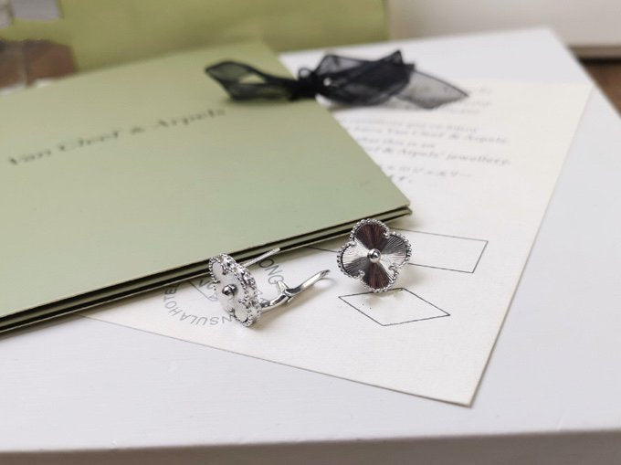 Aura CLOVER MEDIUM STUD EARRINGS