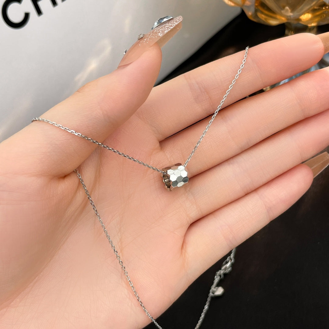 Aura BEE MINI NECKLACE