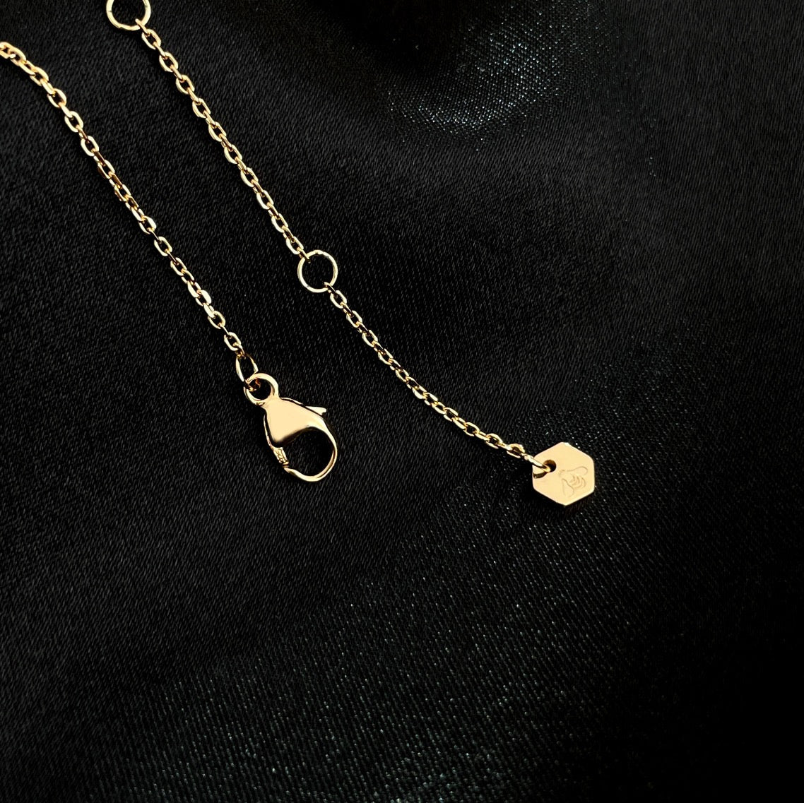 Aura BEE MINI NECKLACE