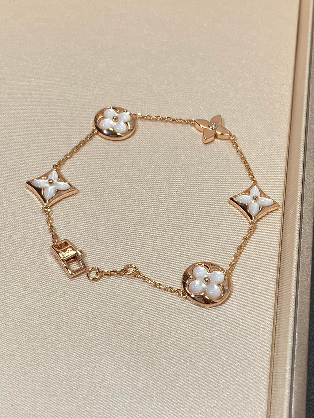 Aura STAR AND SUN 5 MOTIF MOP PINK GOLD BRACELET